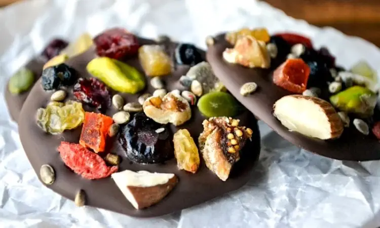 دسر سالم با میوه خشک و بستنی خشک