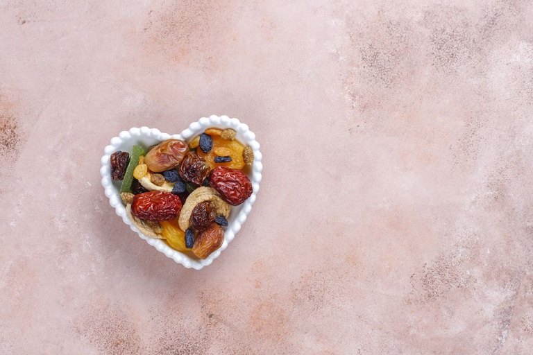 مادر شیرده در حال خوردن میوه خشک