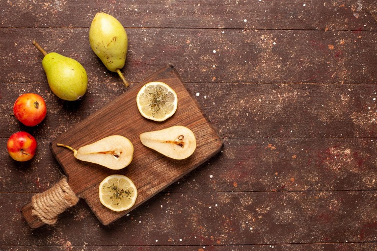 گلابی خشک در ظرف چوبی