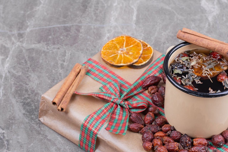 دمنوش میوه‌ای در کنار خوراکی‌ها