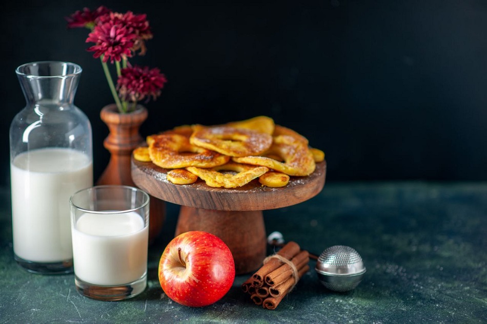 سرو صبحانه با سیب خشک