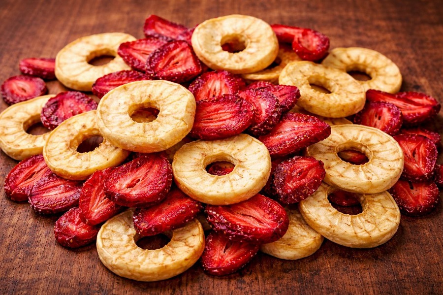 سیب و توت فرنگی خشک در طبیعت