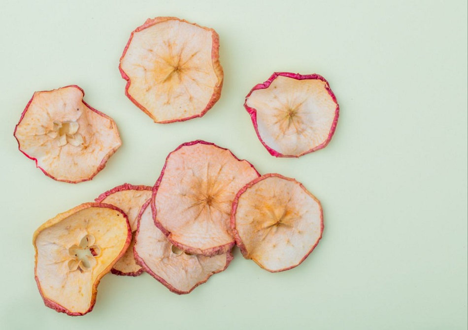 نمایی از میز صبحانه با میوه خشک سیب