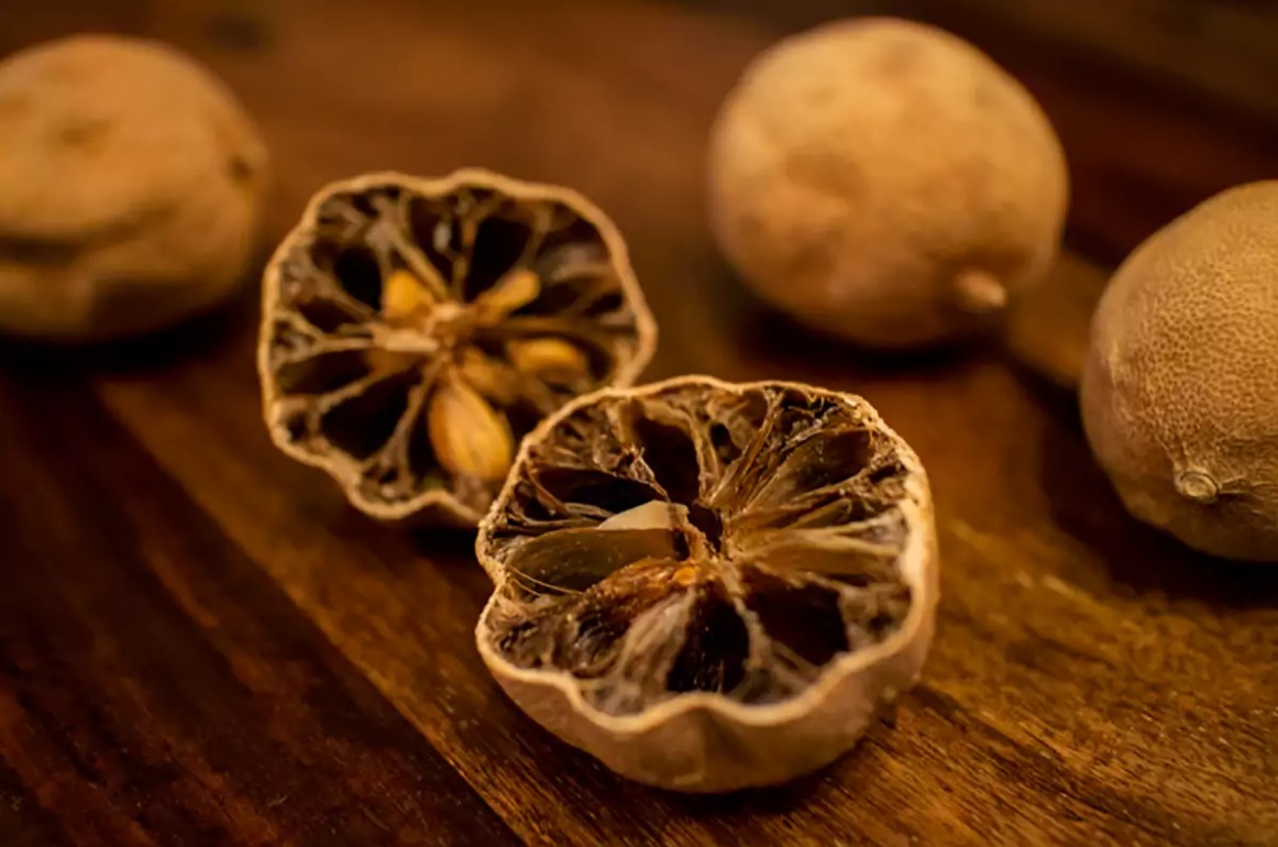 لیمو عمانی خشک به‌عنوان چاشنی غذا
