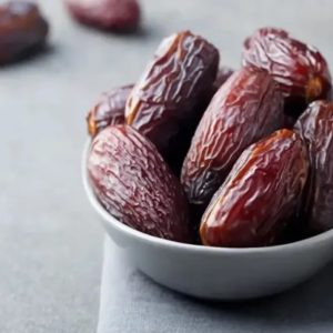 نمای نزدیک از برش خرما خشک