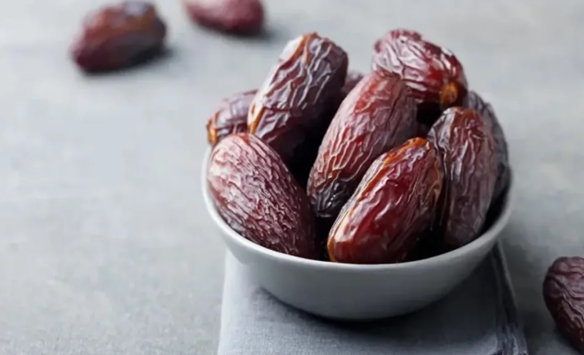 نمای نزدیک از برش خرما خشک