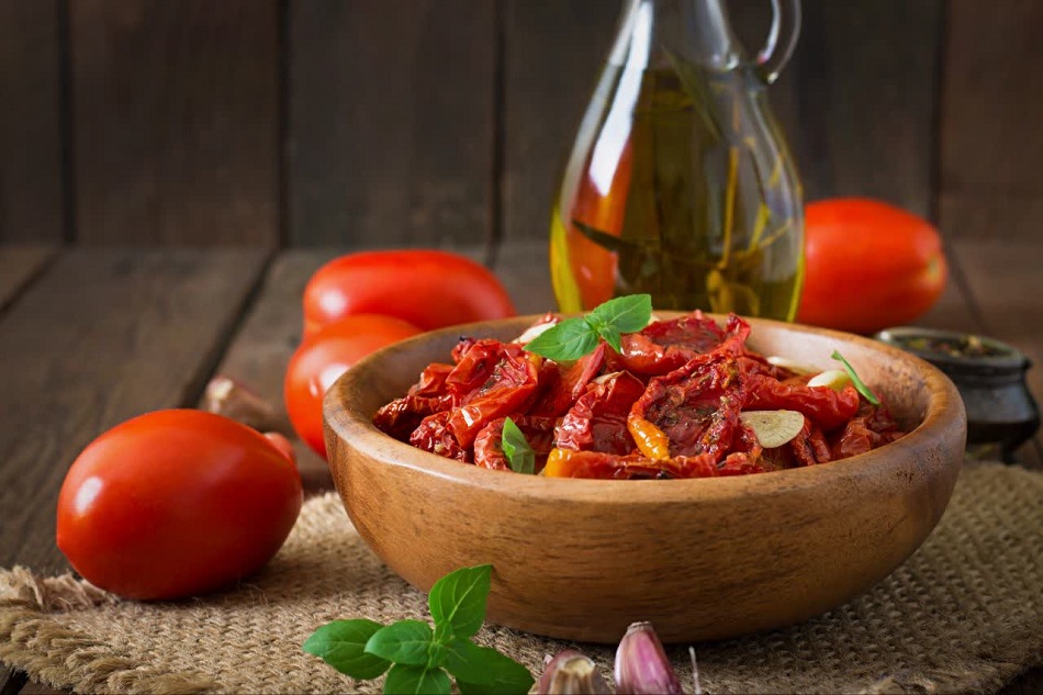 نمای نزدیک از گوجه فرنگی تازه و خشک