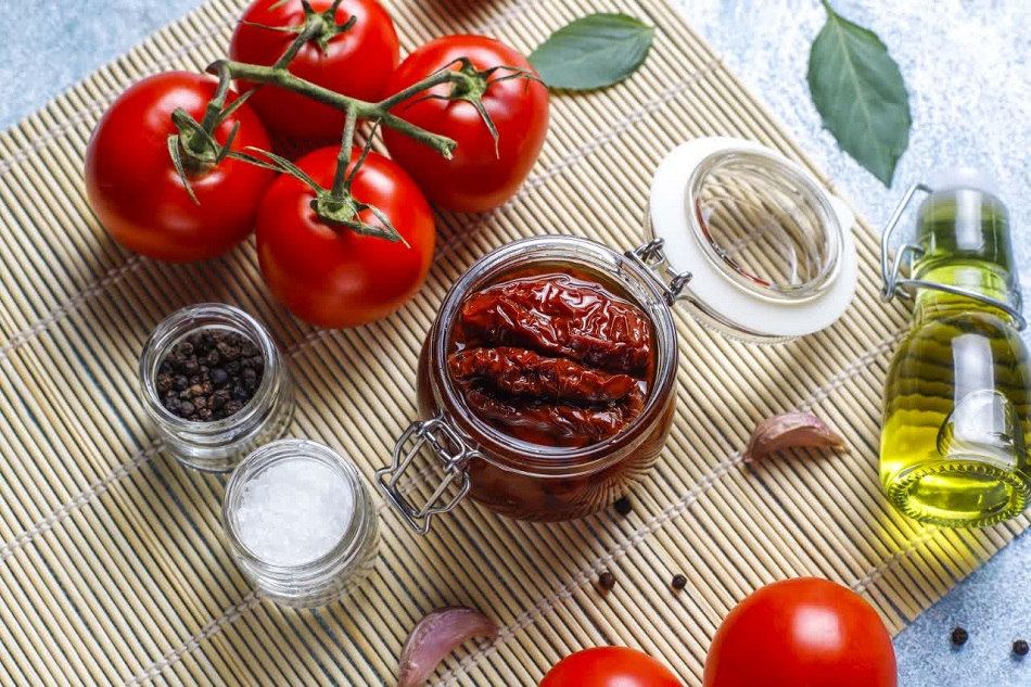 نمای نزدیک از گوجه فرنگی خشک در ظرف