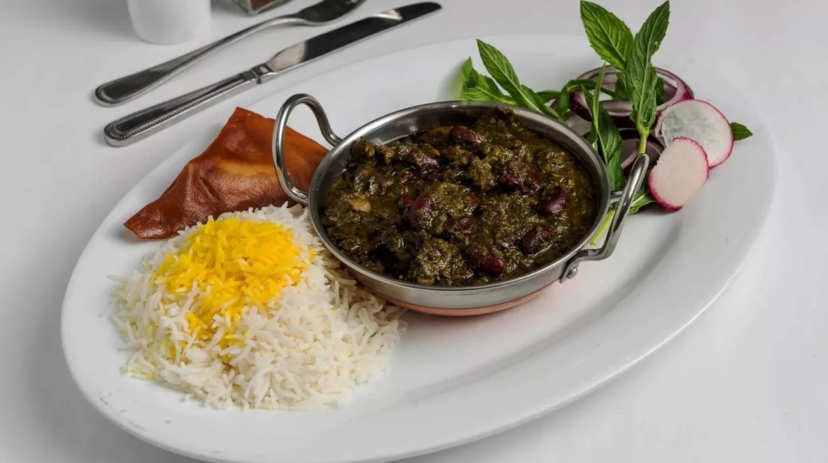 مراحل پخت خورش با سبزی خشک
