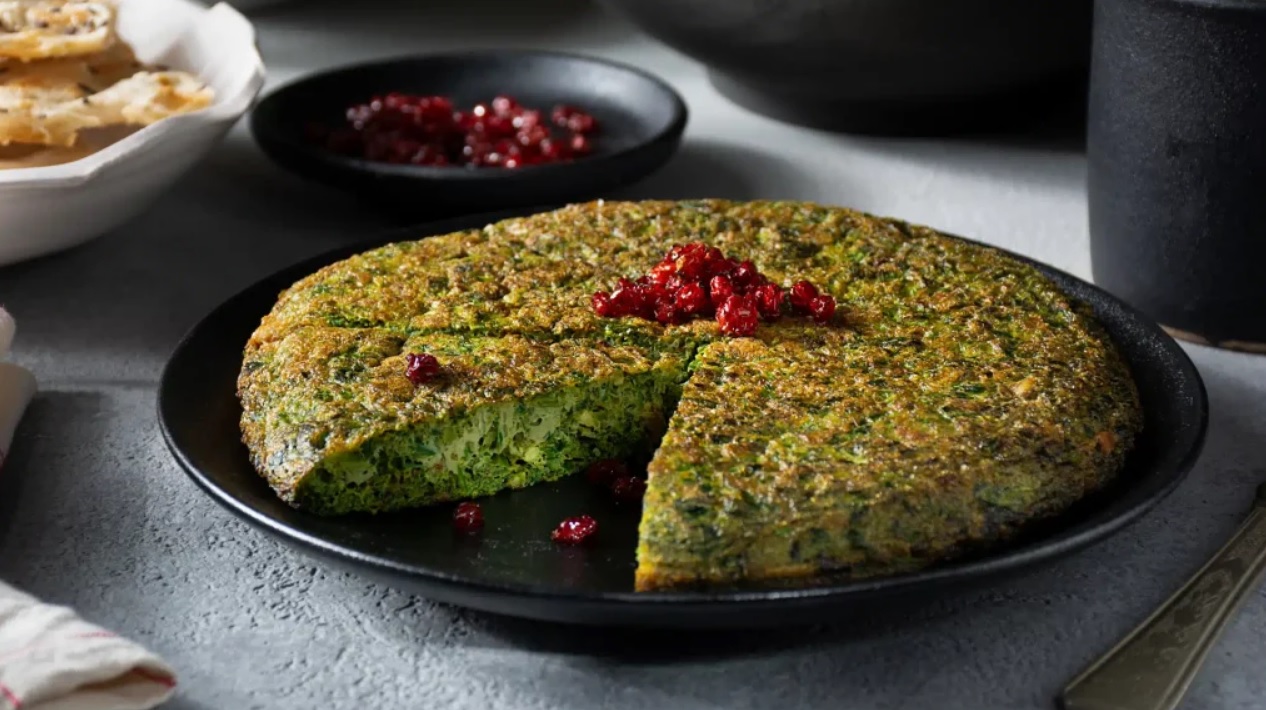 کوکو سبزی خانگی با سبزی خشک