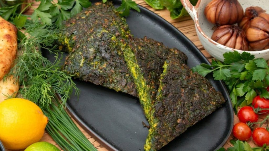 مراحل پخت کوکو سبزی با سبزی خشک
